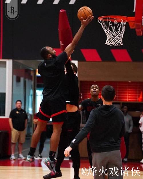 严阵以待！火箭社媒晒火箭球员进行赛前热身的花絮视频